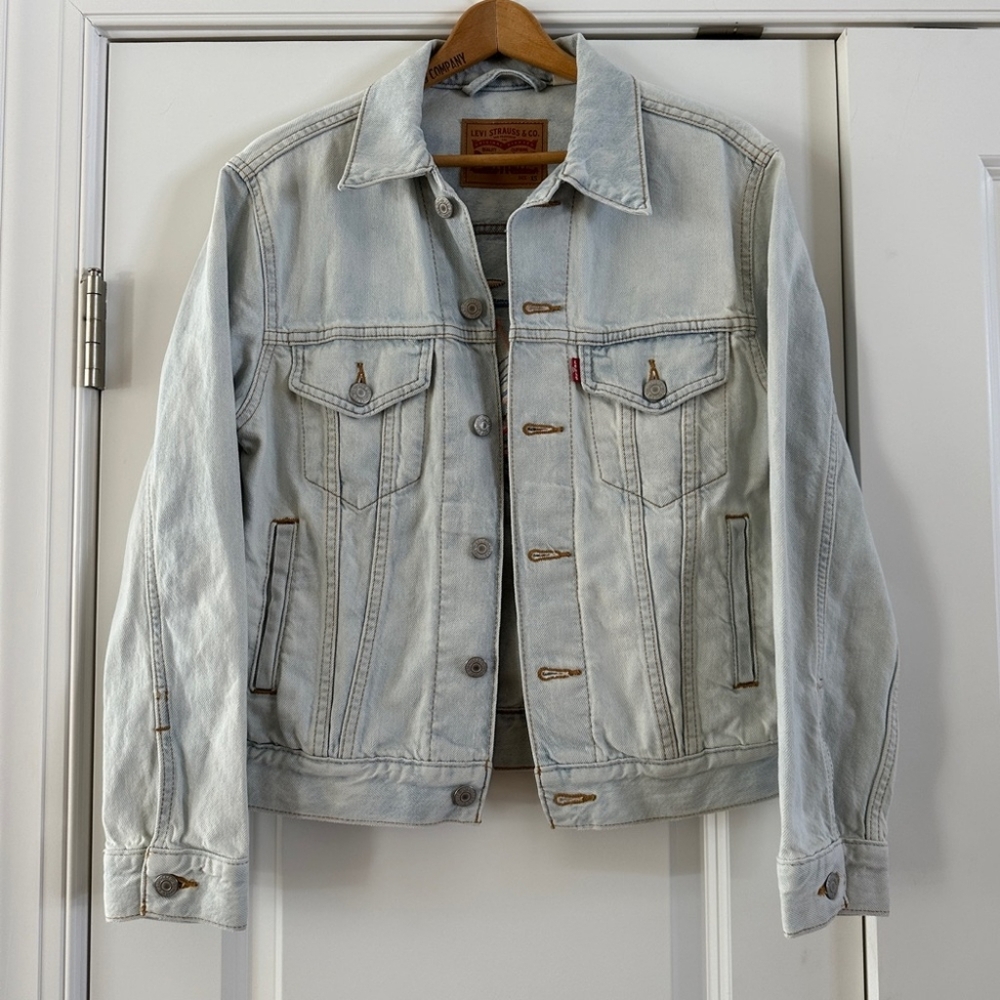 Levi's - Ex-Boyfriend Trucker Jacket Denim with Embroidered Floral Back | Small - Picture 10 of 16